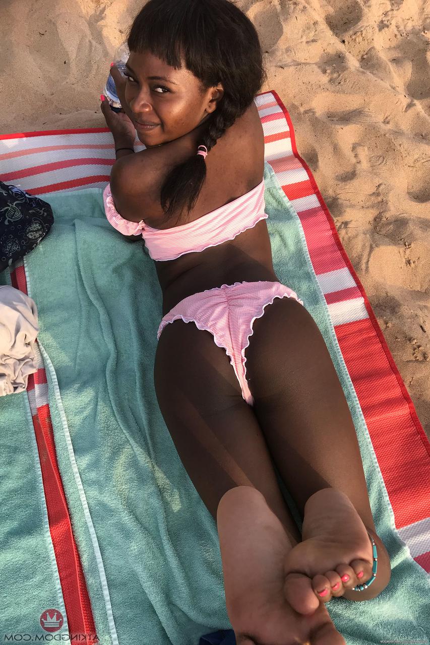 20P Petite ébano Noemie Bilas expondo seus seios, buceta e pés em um solo