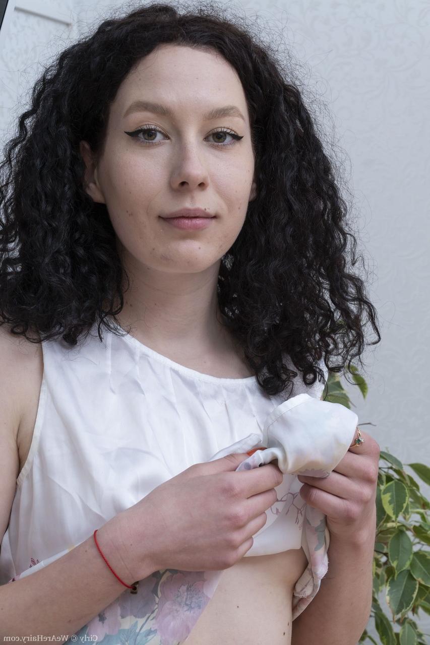 20P Das Amateurmädchen Cirly zieht ihren Jeansrock aus und spreizt ihre haarige Vagina
