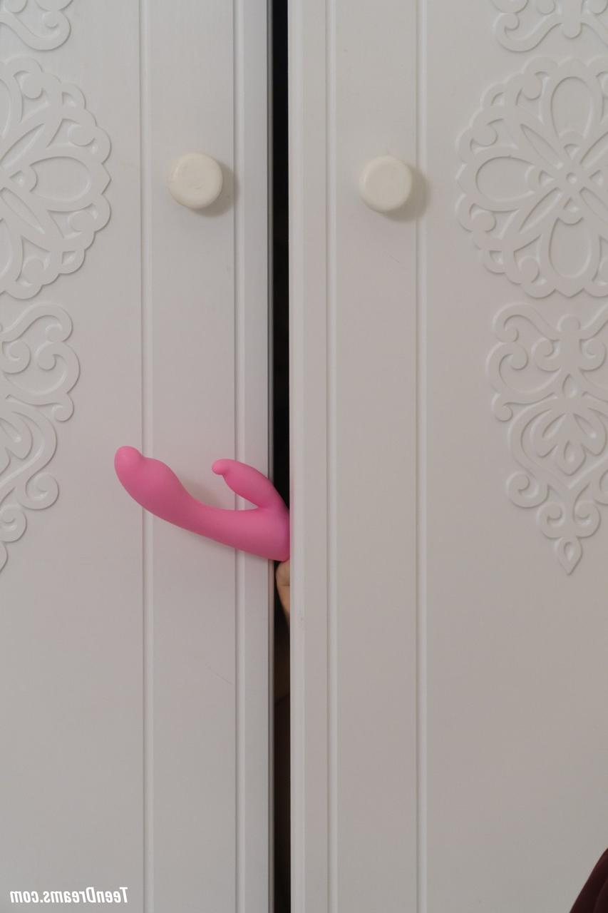 20P La joven rubia Eva Elfie muestra su gran trasero y sus juguetes con su vibrador de conejo