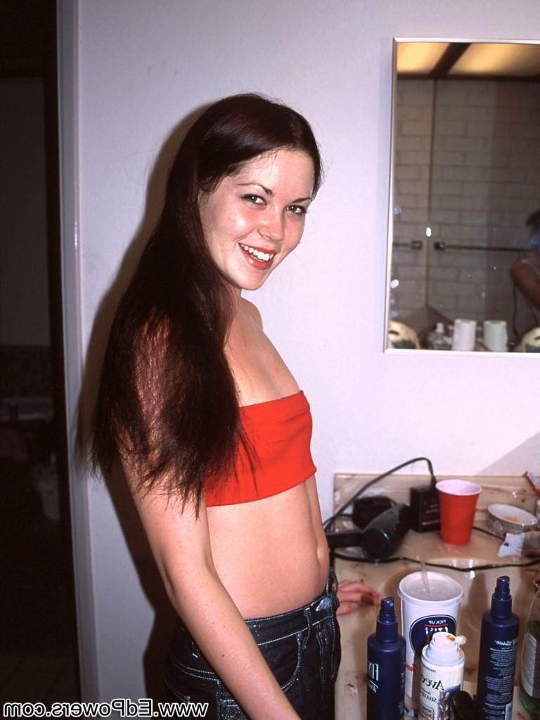 16P Cherry Rain, petite jeune blanche, nous offre des photos franches de sa vie privée.