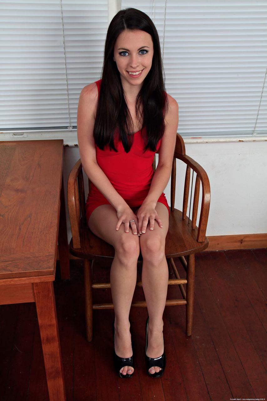 20P A gata sexy Veronica Radke revela seu corpo esguio e lambe os dedos dos pés