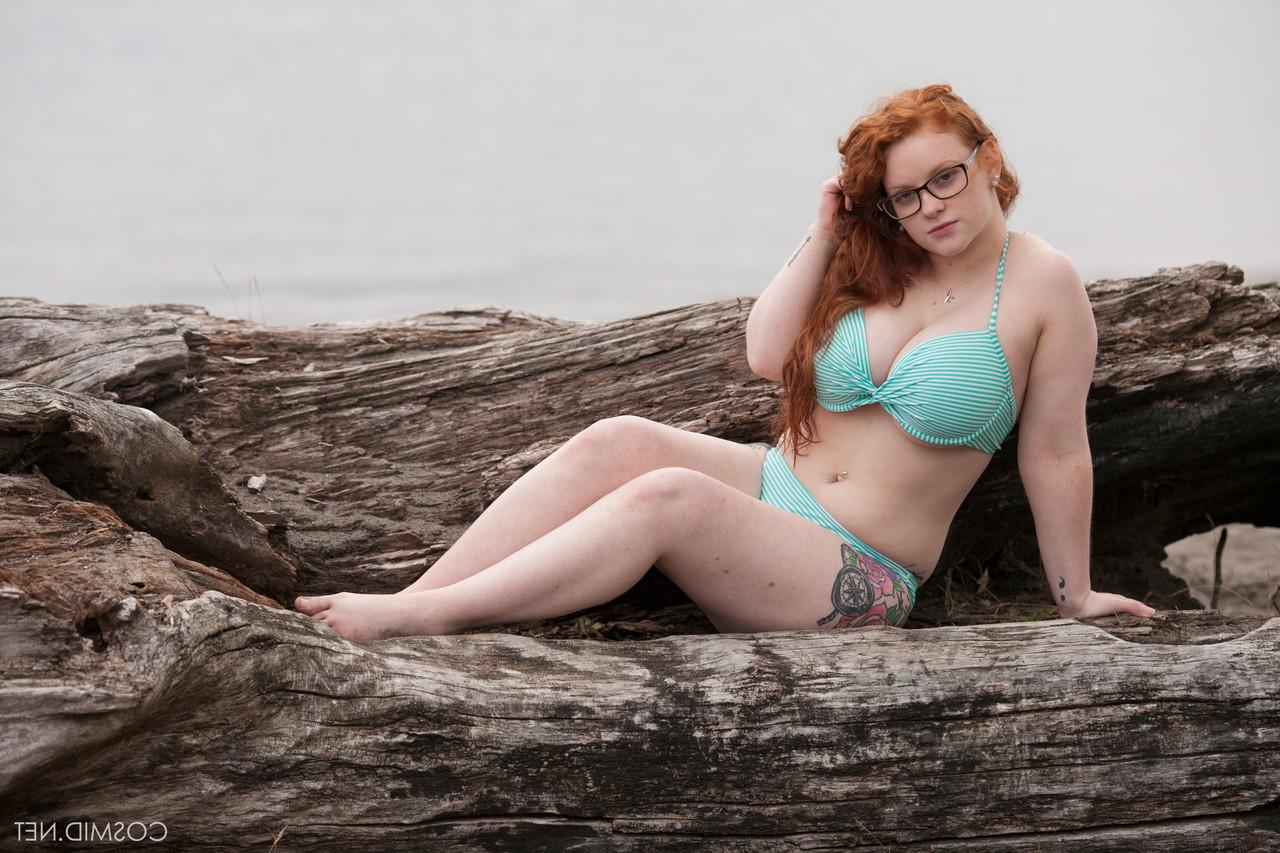 16P Sexy plump redhead Kaycee Barnes posing naked outdoors wearing glasses