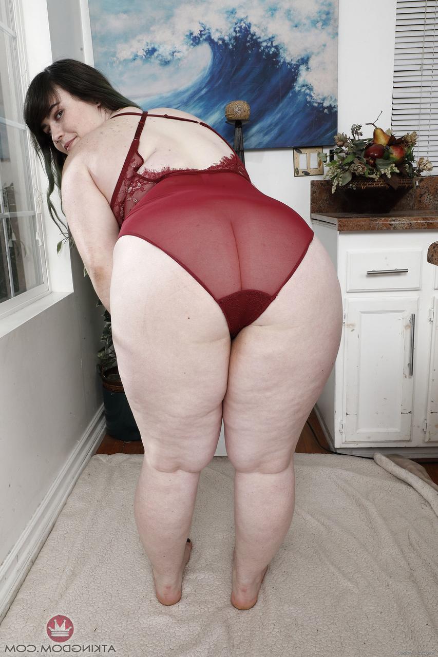 20P A amadora BBW Cece Lachey perde a lingerie e mostra seus buracos peludos de perto