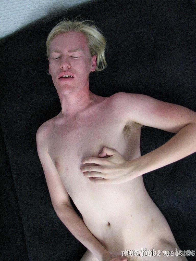 20P Der blonde Amateur-Schwule Chris Toy entblößt seinen Körper und holt sich seinen Ständer