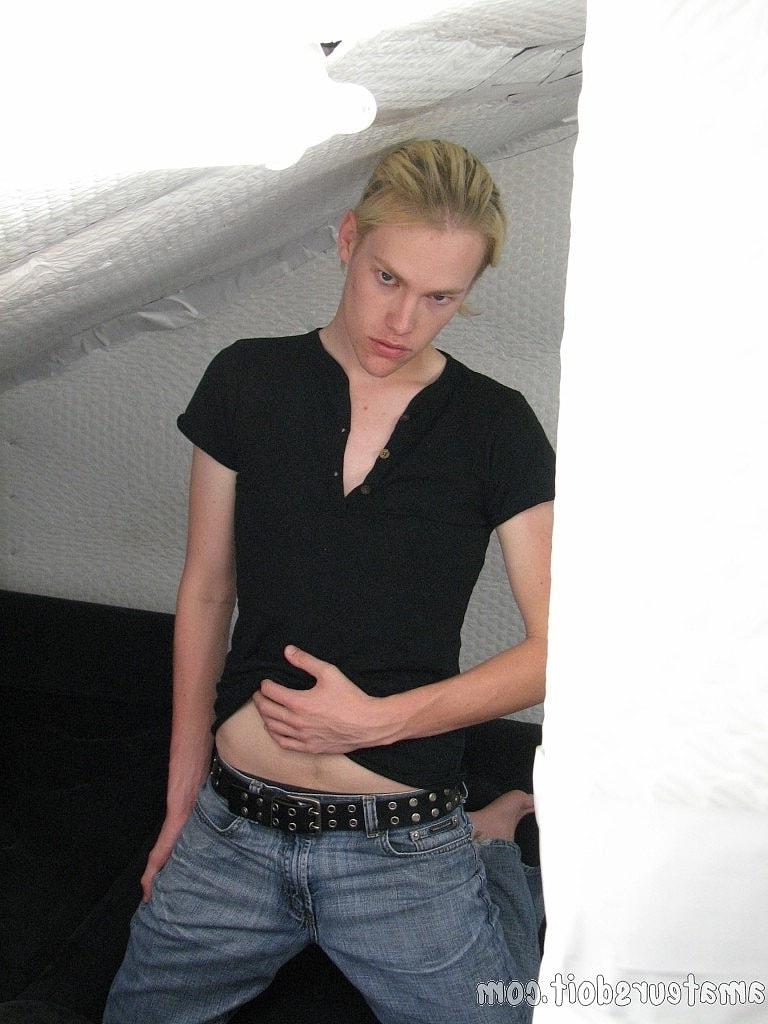 20P Der blonde Amateur-Schwule Chris Toy entblößt seinen Körper und holt sich seinen Ständer