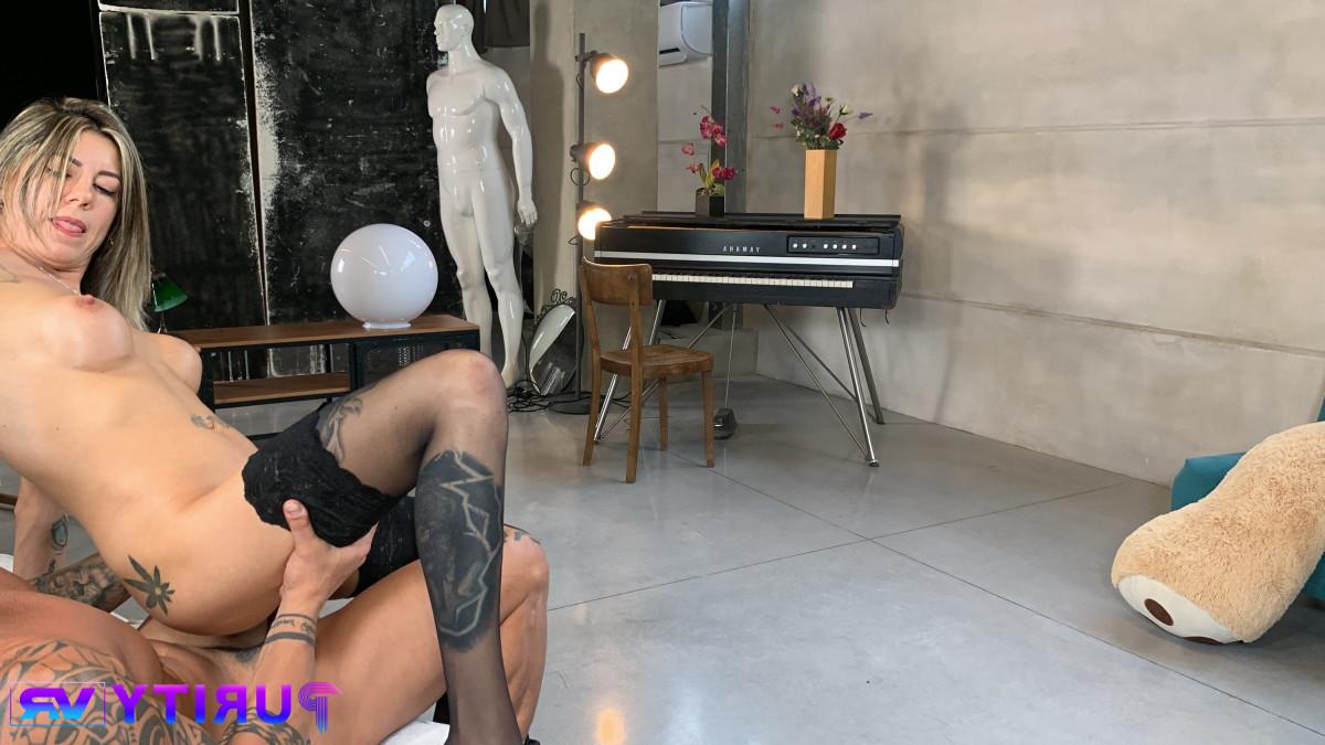 20P MILF blonde tatouée a des relations sexuelles chatte à bouche avec son ami