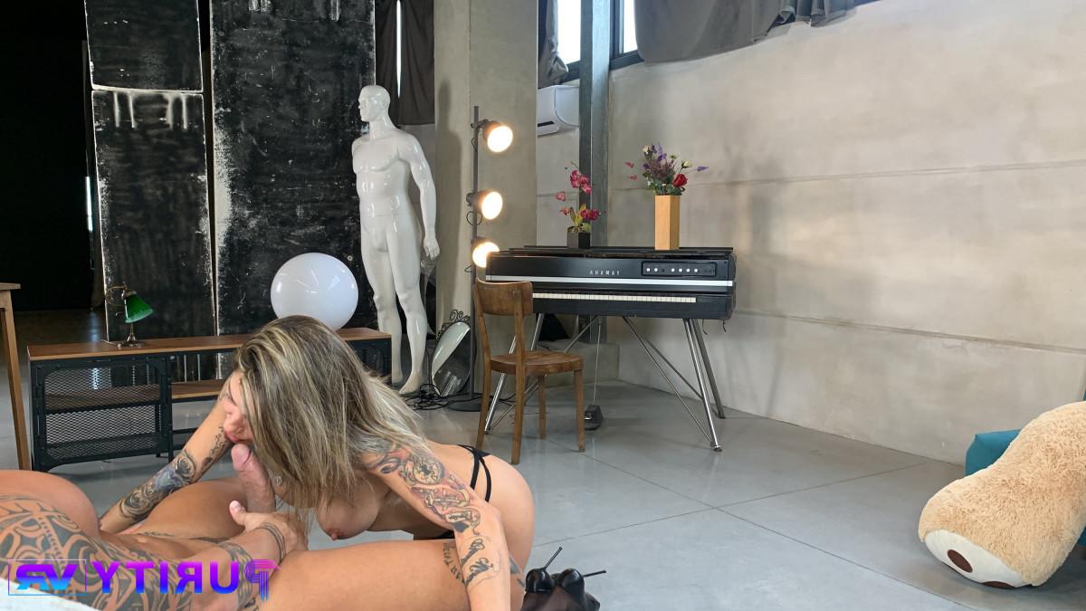 20P MILF blonde tatouée a des relations sexuelles chatte à bouche avec son ami