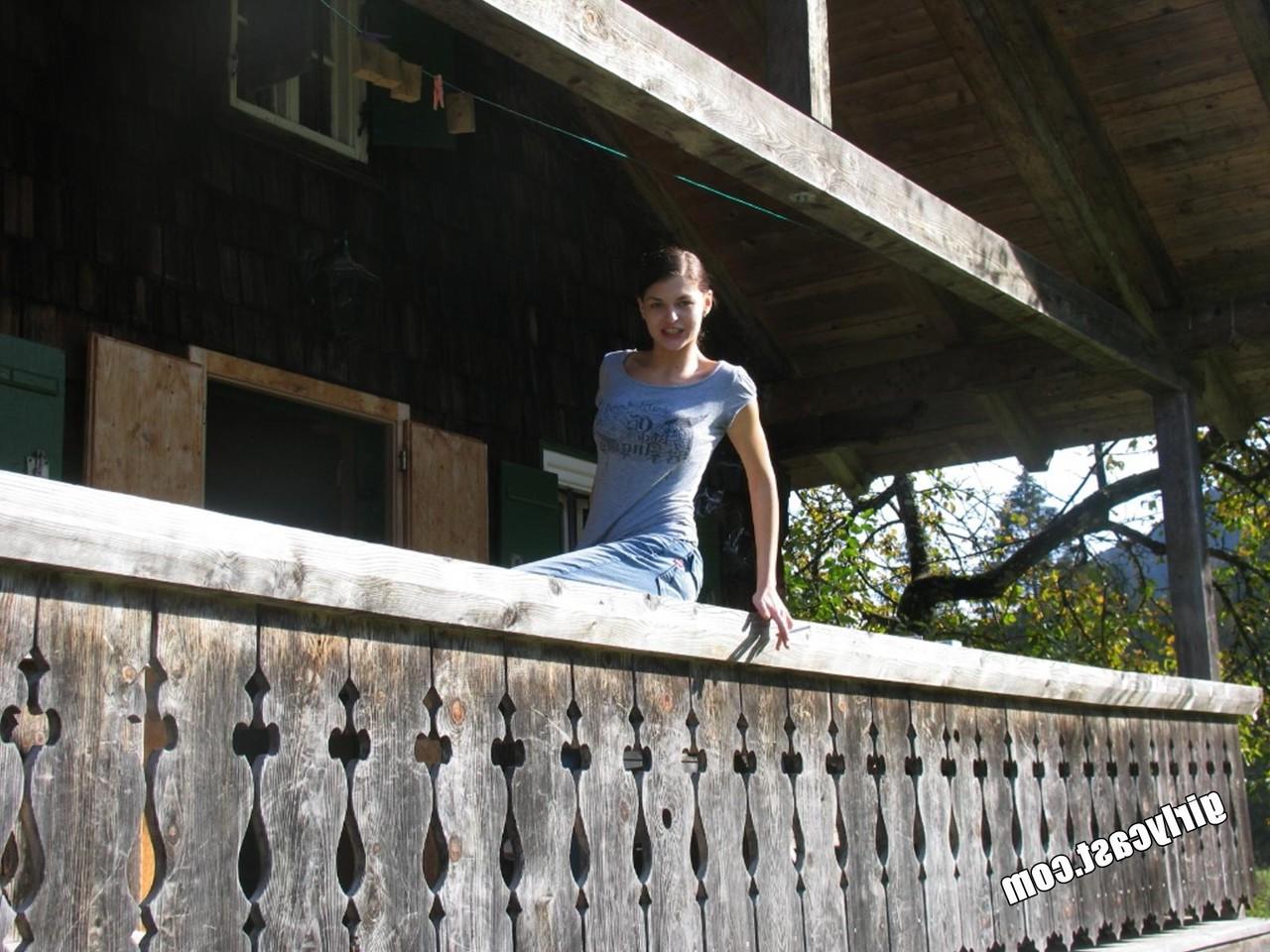 16P Amateurmädchen hat Sex mit ihrem Freund auf einem Bett in einem ländlichen Resort