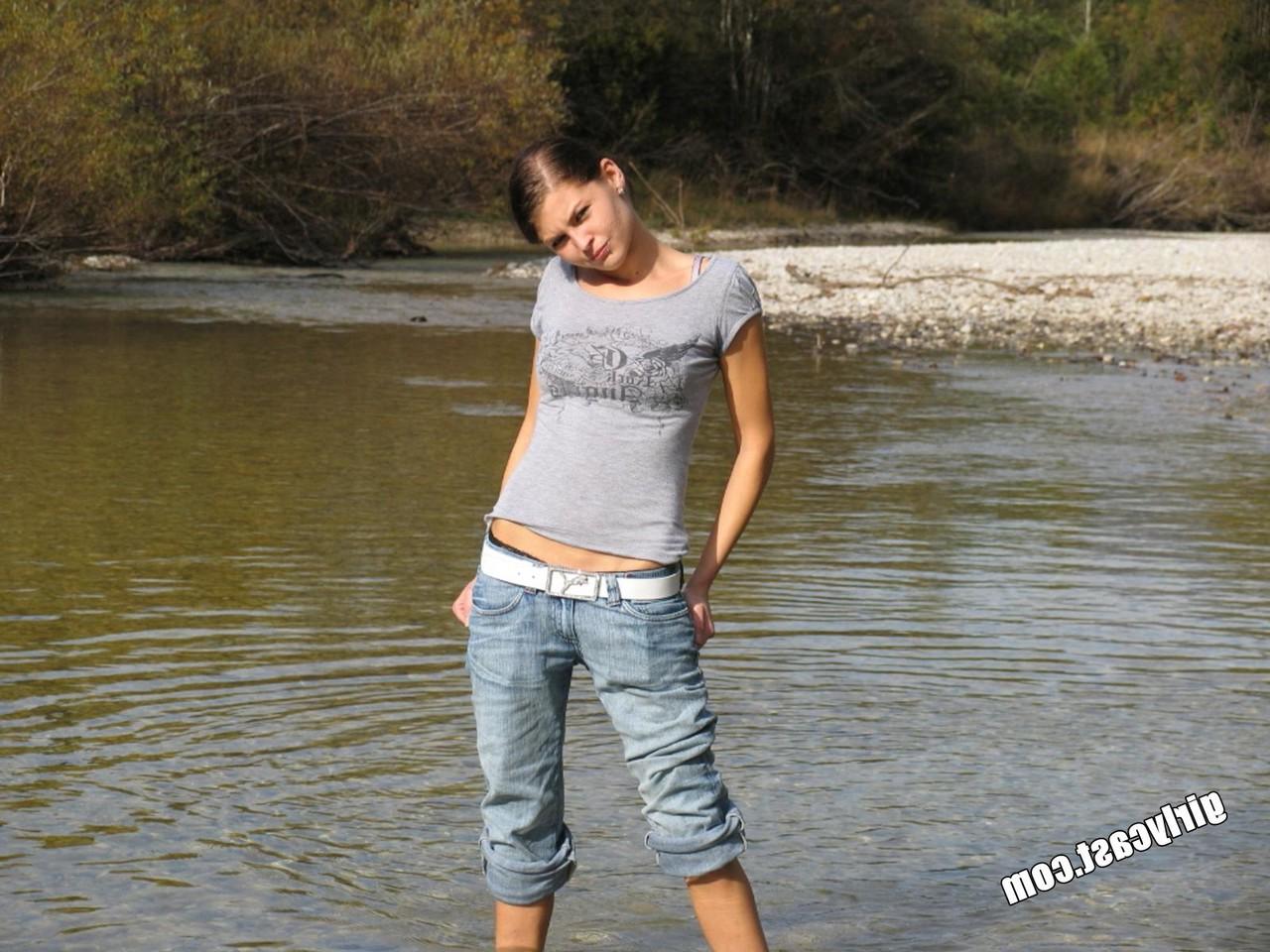 16P Amateurmädchen hat Sex mit ihrem Freund auf einem Bett in einem ländlichen Resort