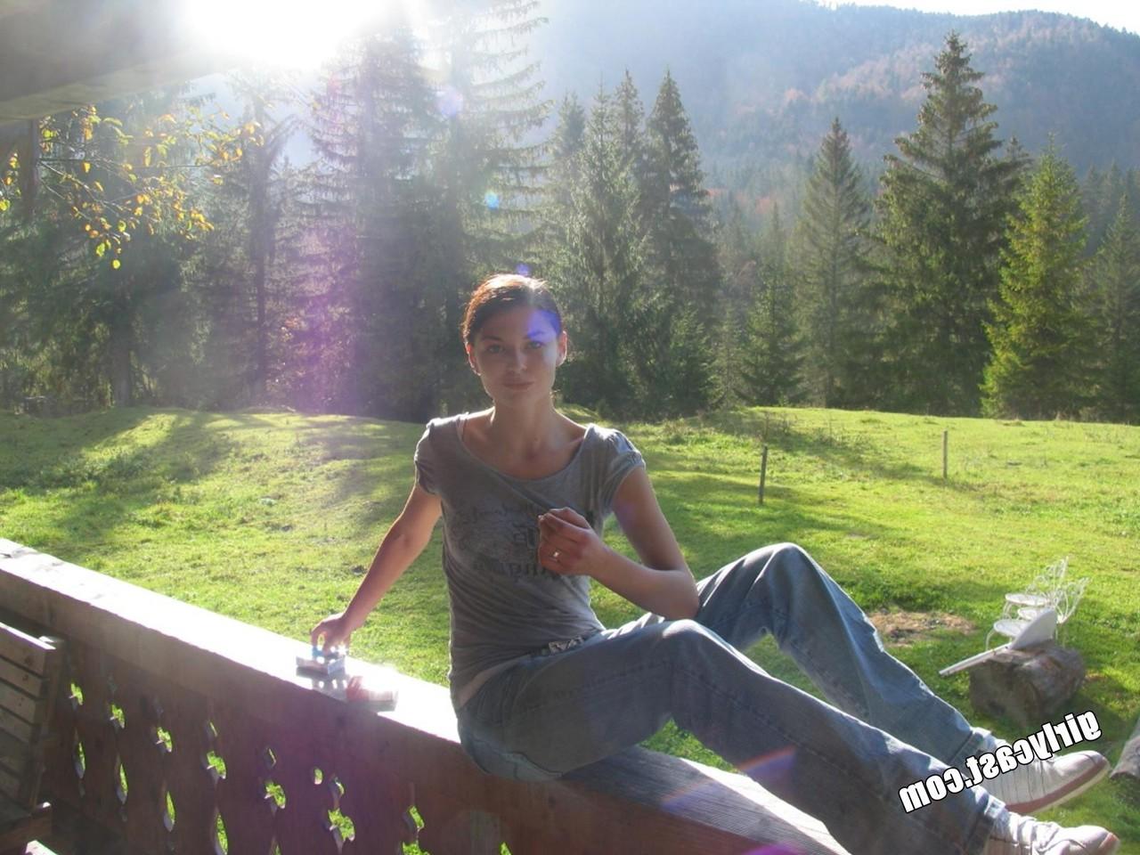 16P Amateurmädchen hat Sex mit ihrem Freund auf einem Bett in einem ländlichen Resort