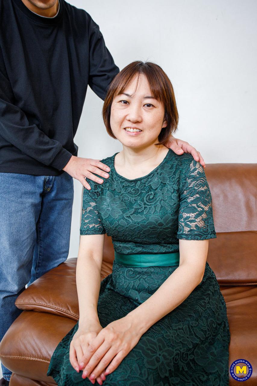 20P Linda esposa japonesa Yuki Kozakura é despojada e fodida por um garanhão