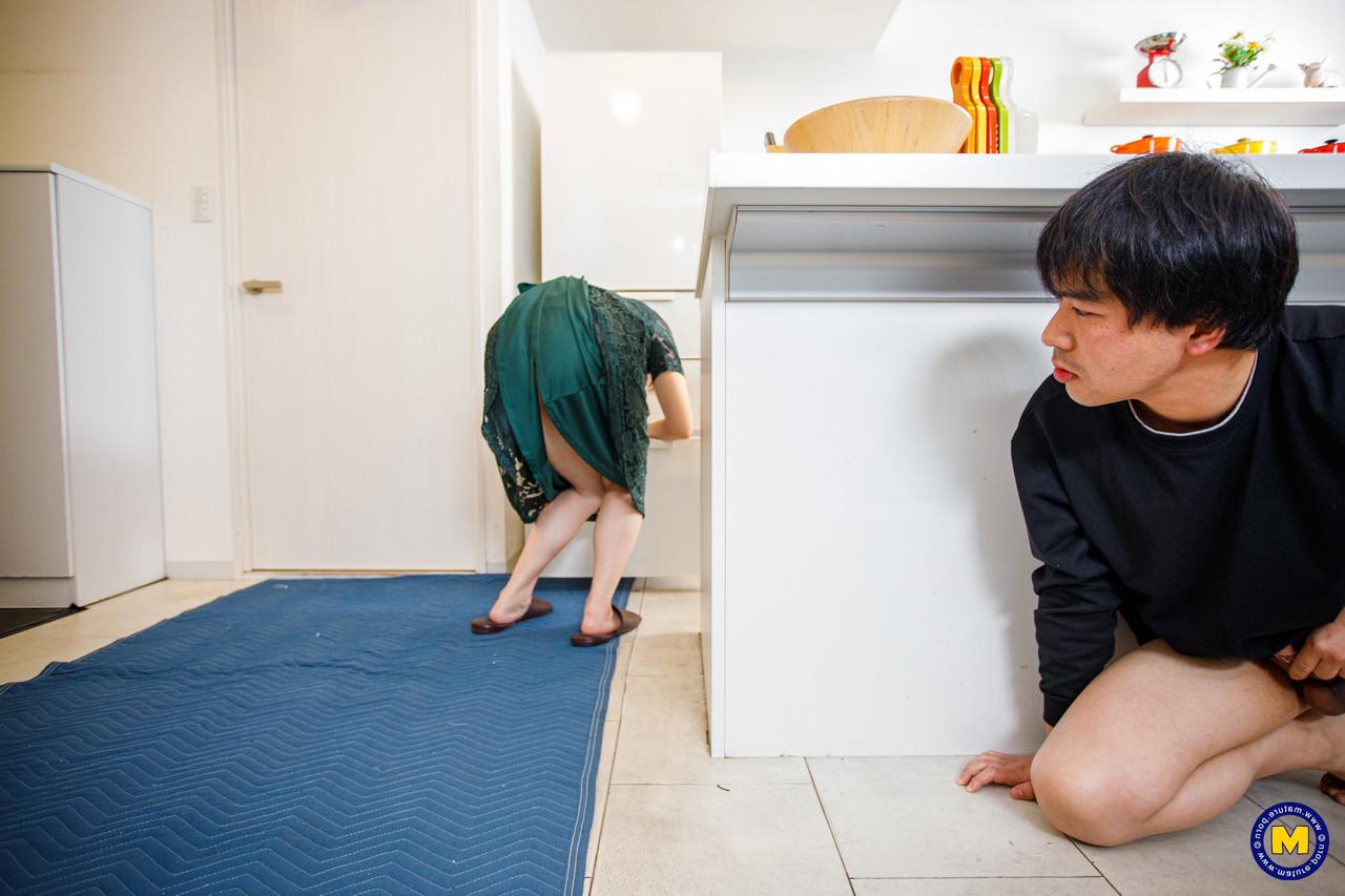 20P Linda esposa japonesa Yuki Kozakura é despojada e fodida por um garanhão