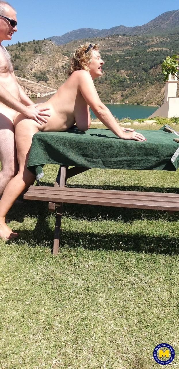 20P La abuela gordita Camilla Creampie tiene sexo anal duro con su marido al aire libre