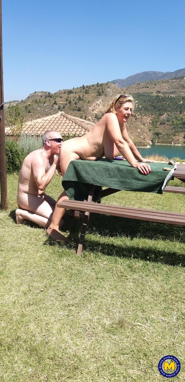 20P La abuela gordita Camilla Creampie tiene sexo anal duro con su marido al aire libre