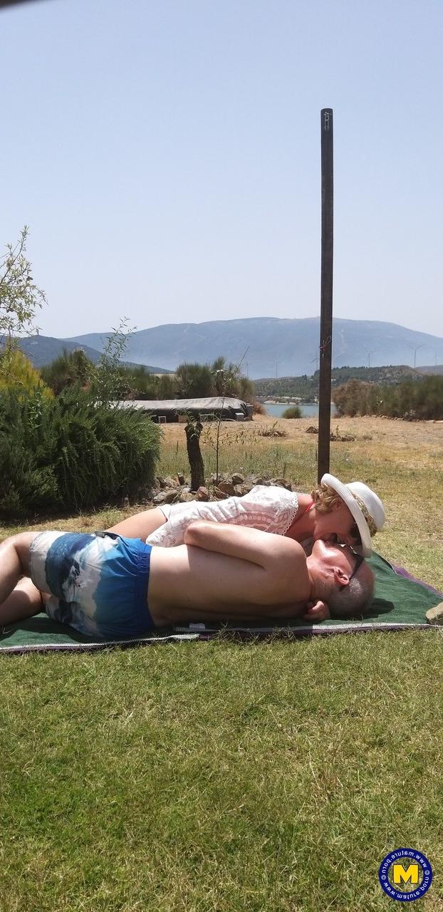 20P La abuela gordita Camilla Creampie tiene sexo anal duro con su marido al aire libre