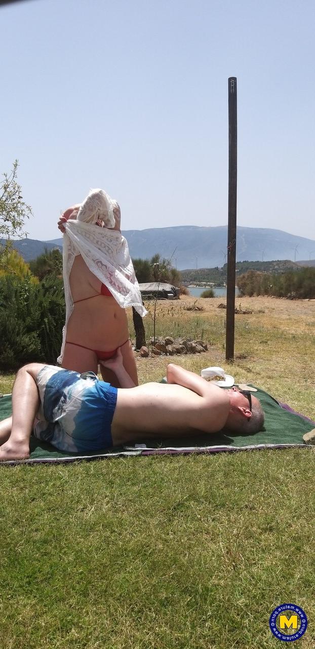 20P La abuela gordita Camilla Creampie tiene sexo anal duro con su marido al aire libre
