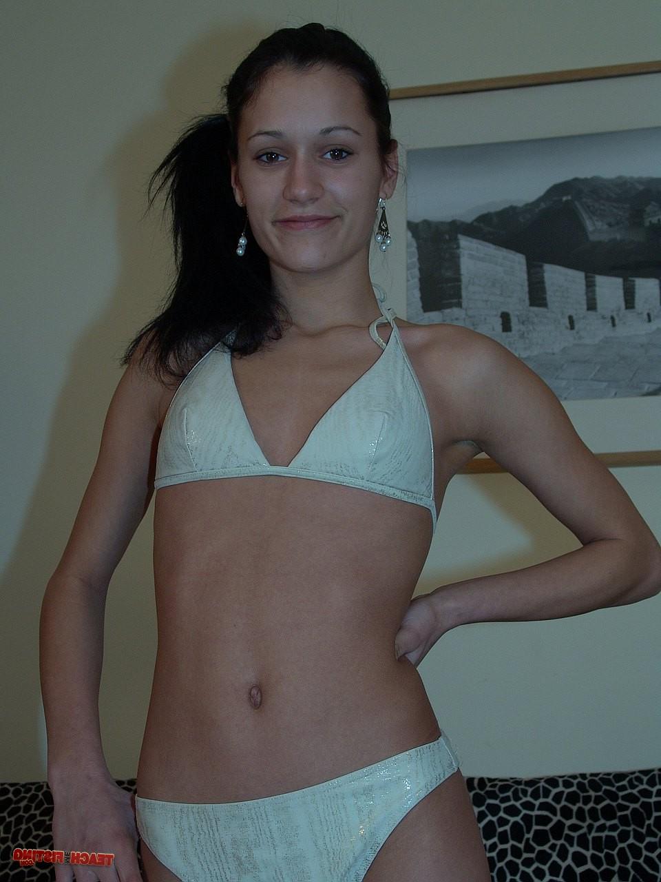 17P A adolescente amadora magra e flexível Missy Nicole brinca com a buceta minúscula antes de se divertir com o punho