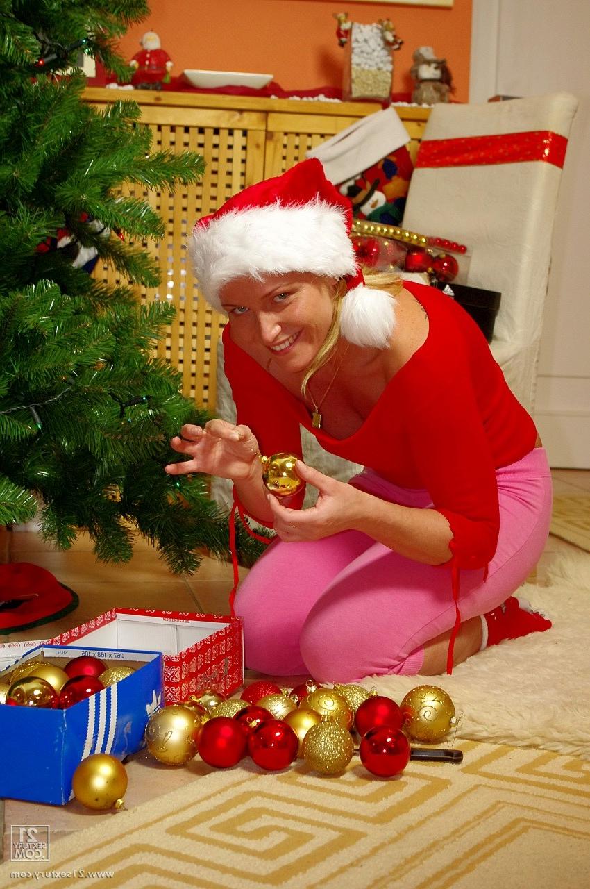17P Das blonde Weihnachtsmann-Babe Kathia Nobili feiert zu Hause ein sexy Weihnachtsfest