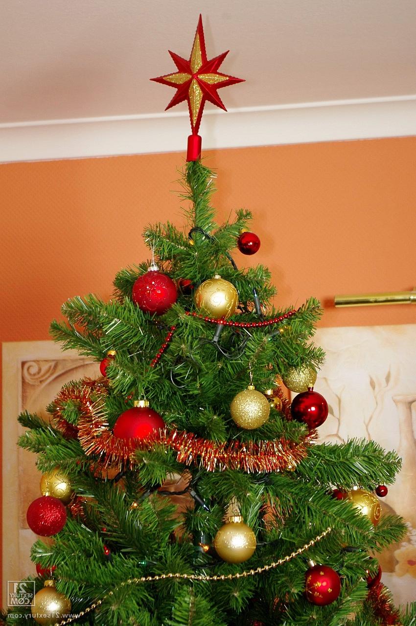 17P Das blonde Weihnachtsmann-Babe Kathia Nobili feiert zu Hause ein sexy Weihnachtsfest