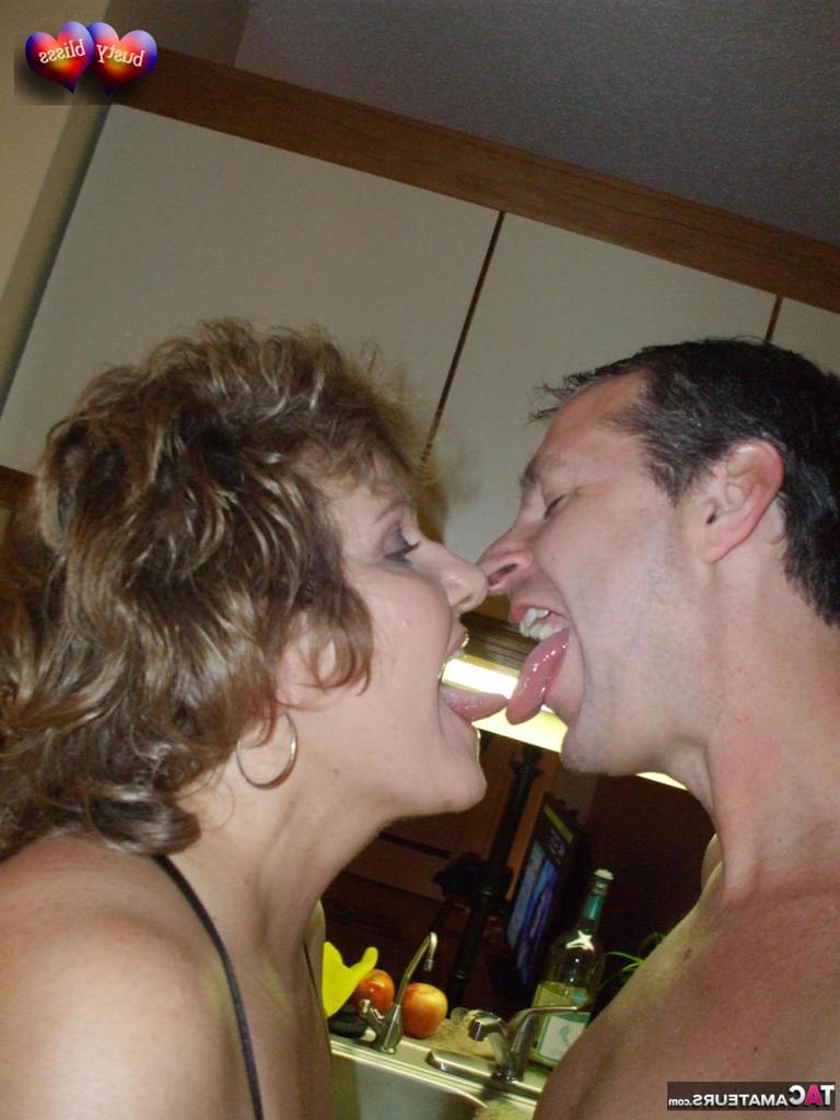 20P Die reife Amateurin Busty Bliss lutscht einen Schwanz, nachdem sie ihre Titten aus sexy Dessous verloren hat