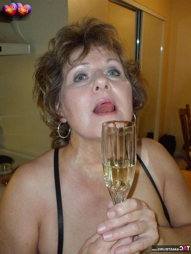 20P Die reife Amateurin Busty Bliss lutscht einen Schwanz, nachdem sie ihre Titten aus sexy Dessous verloren hat