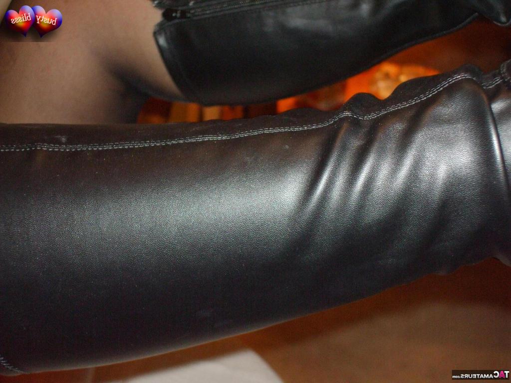 20P Die reife Amateurin Busty Bliss lutscht einen Schwanz, nachdem sie ihre Titten aus sexy Dessous verloren hat