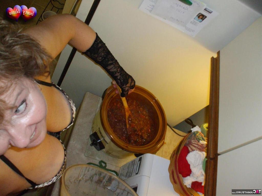 20P Die reife Amateurin Busty Bliss lutscht einen Schwanz, nachdem sie ihre Titten aus sexy Dessous verloren hat