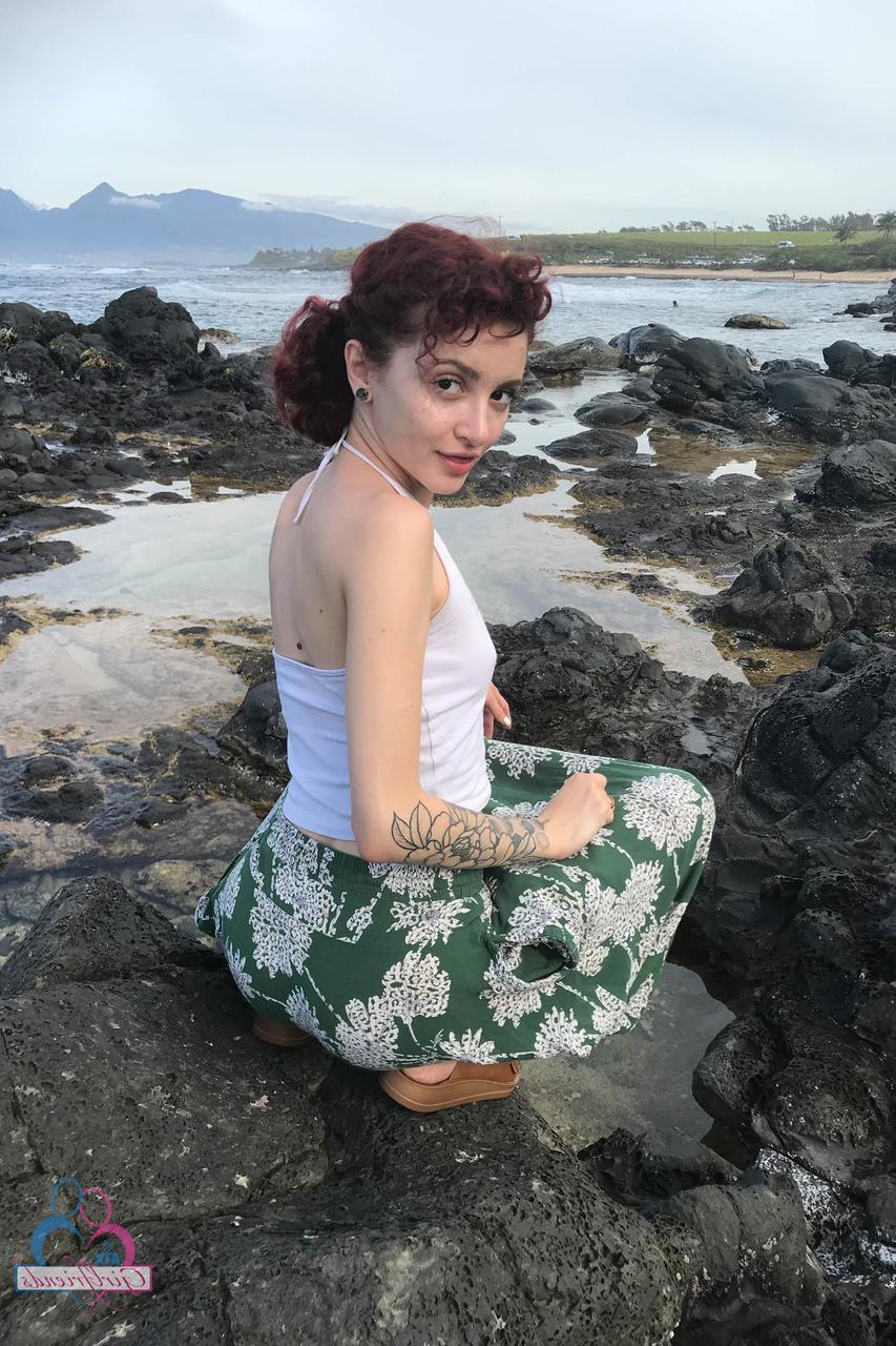 20P A namorada amadora tatuada Lola Fae mostra seus peitos minúsculos e buracos em um solo