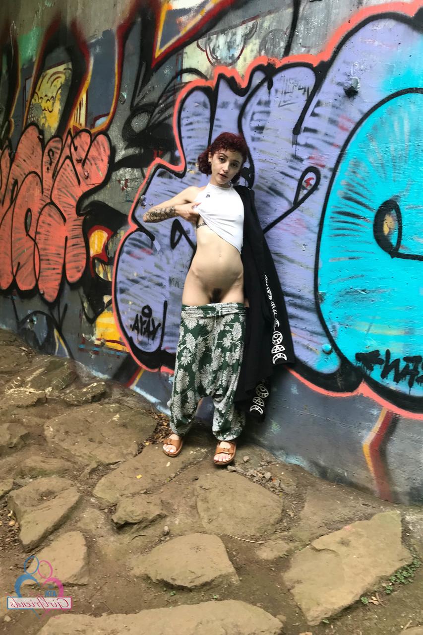 20P A namorada amadora tatuada Lola Fae mostra seus peitos minúsculos e buracos em um solo