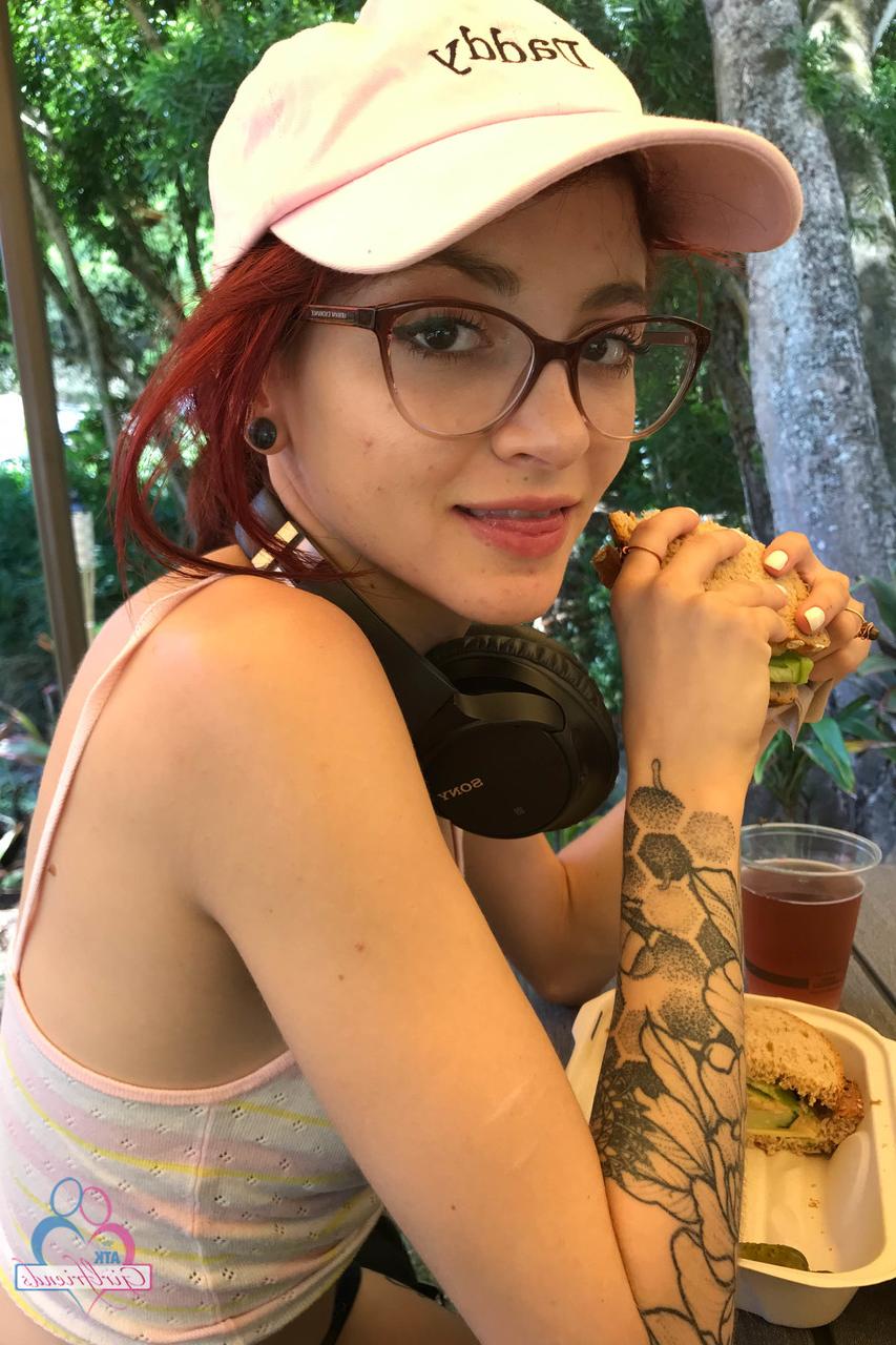 20P A namorada amadora tatuada Lola Fae mostra seus peitos minúsculos e buracos em um solo