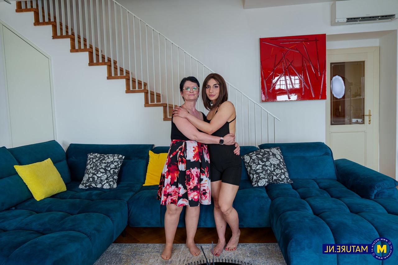 10P Lola Danger und ihre Stiefmutter 69 beim Lesbensex auf einem Sofa