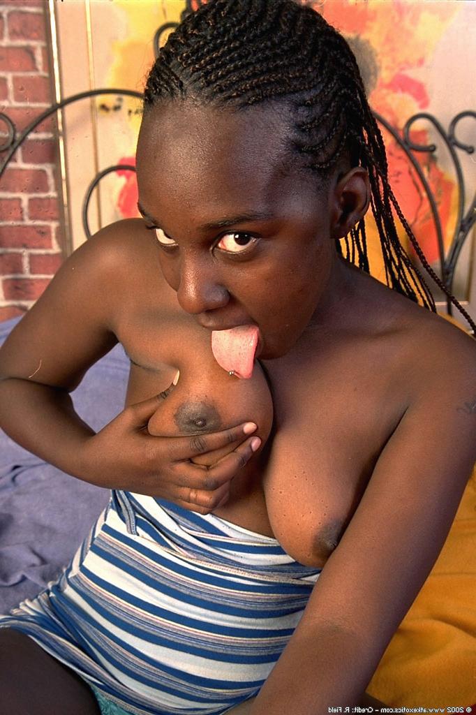 20P A gata negra curvilínea Peaches fica totalmente nua e mostra sua buceta peluda na cama
