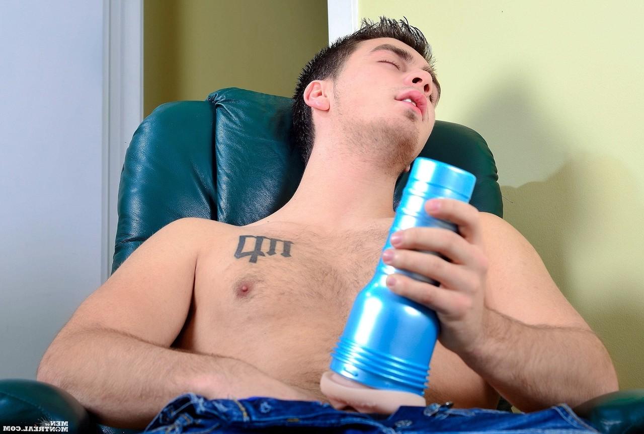 15P El gay caliente Pascal Aubry se masturba con un Fleshlight en solitario en un dormitorio