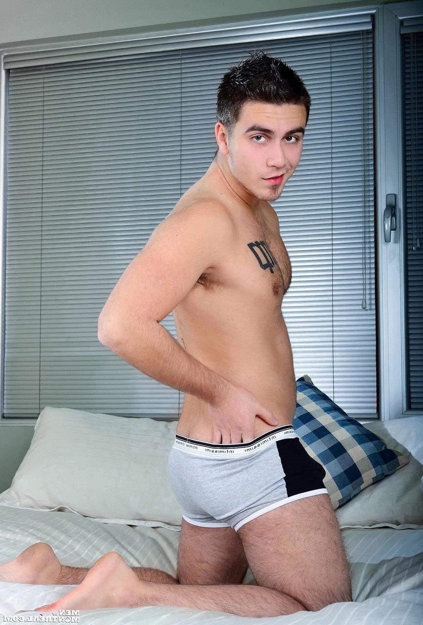 15P El gay caliente Pascal Aubry se masturba con un Fleshlight en solitario en un dormitorio