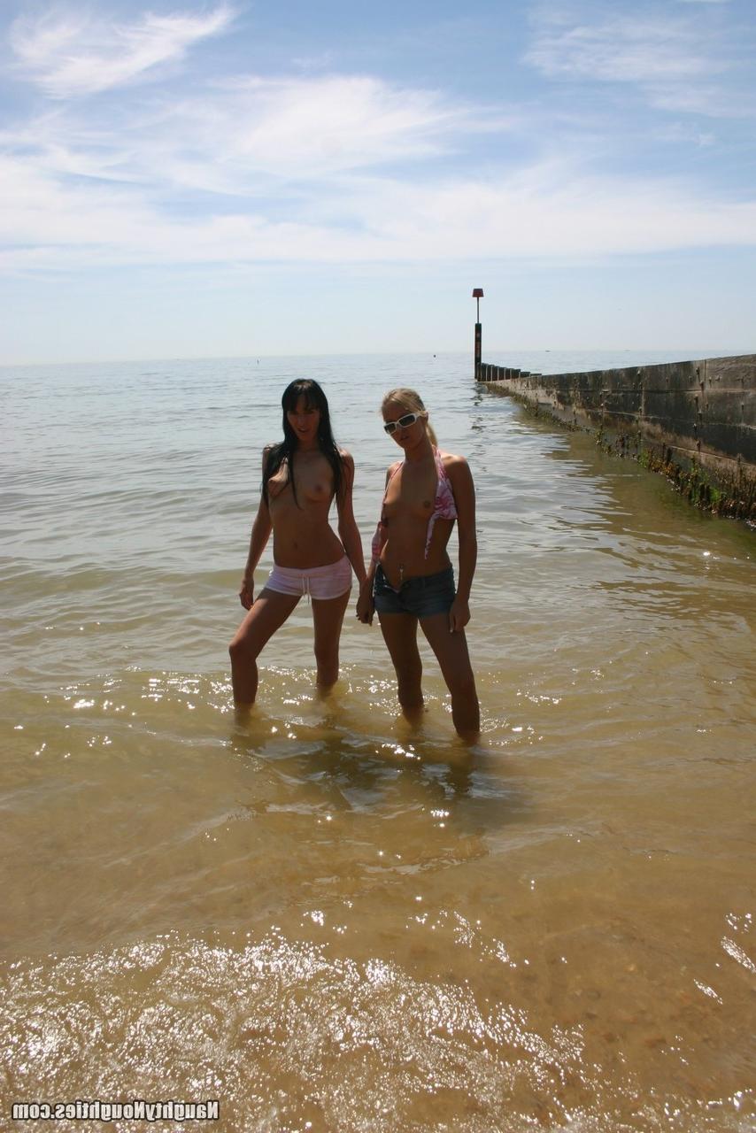 20P La pequeña MILF lesbiana Suzie Best y su delgada novia muestran sus pequeñas tetas al aire libre