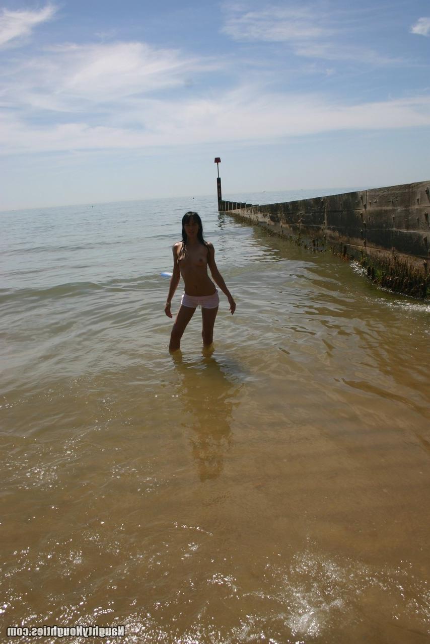 20P La pequeña MILF lesbiana Suzie Best y su delgada novia muestran sus pequeñas tetas al aire libre