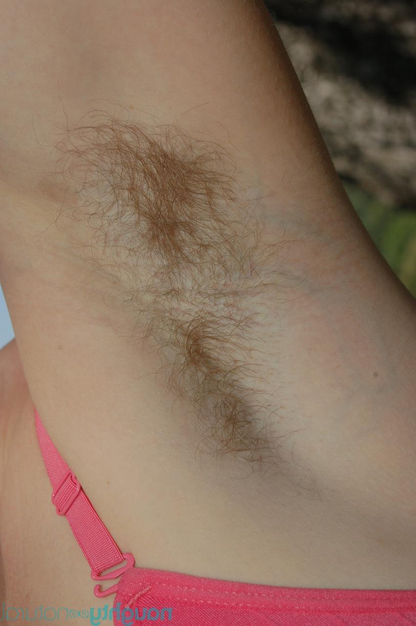 20P Die Amateurin Miel entblößt ihre fantastischen großen Titten und ihre haarige Muschi im Freien