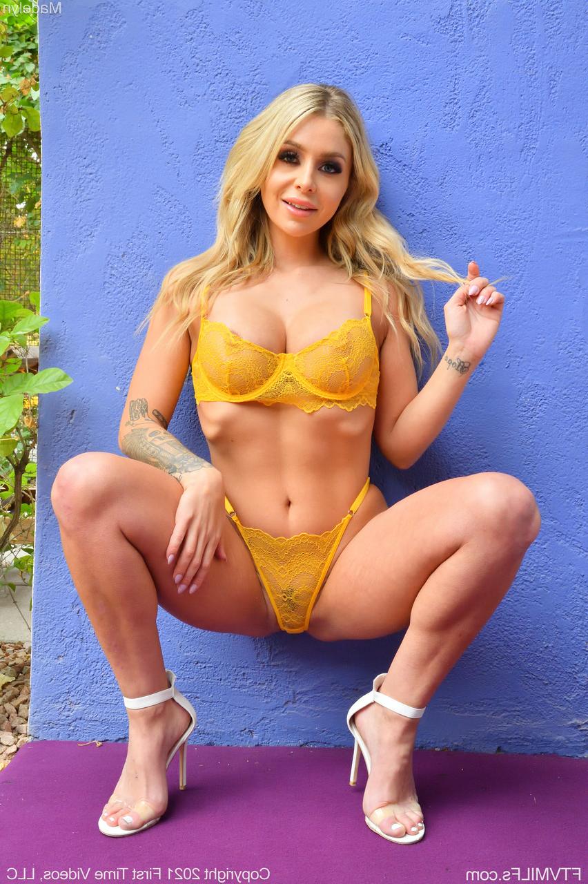 20P A loira amadora Madelyn exibe seus peitos grandes e brinca sozinha