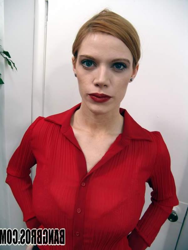 20P Garota sexy com peitos grandes Roxetta se despe e leva os dedos no trabalho