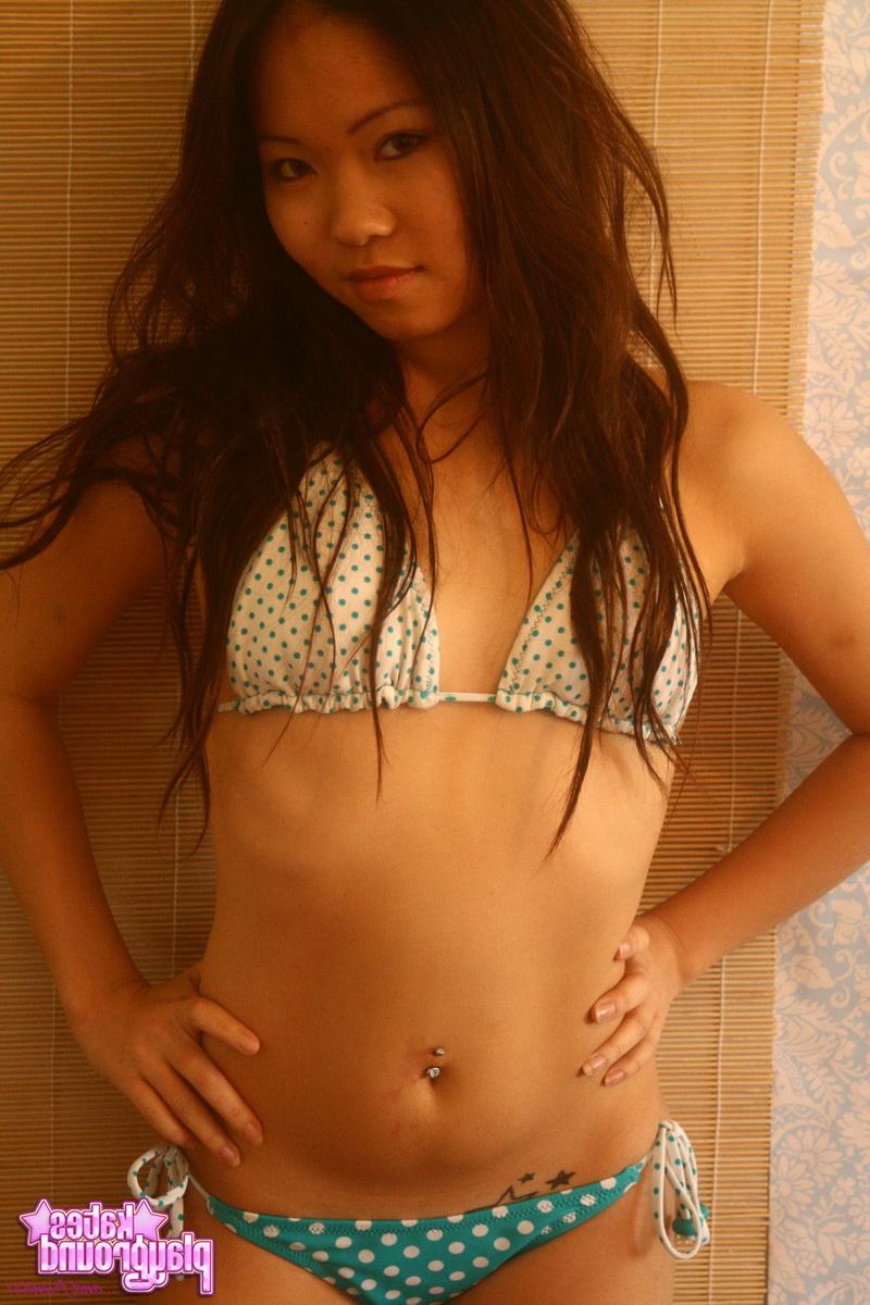 12P La adorable joven asiática Grace se desabrocha la parte superior del bikini de manera provocativa