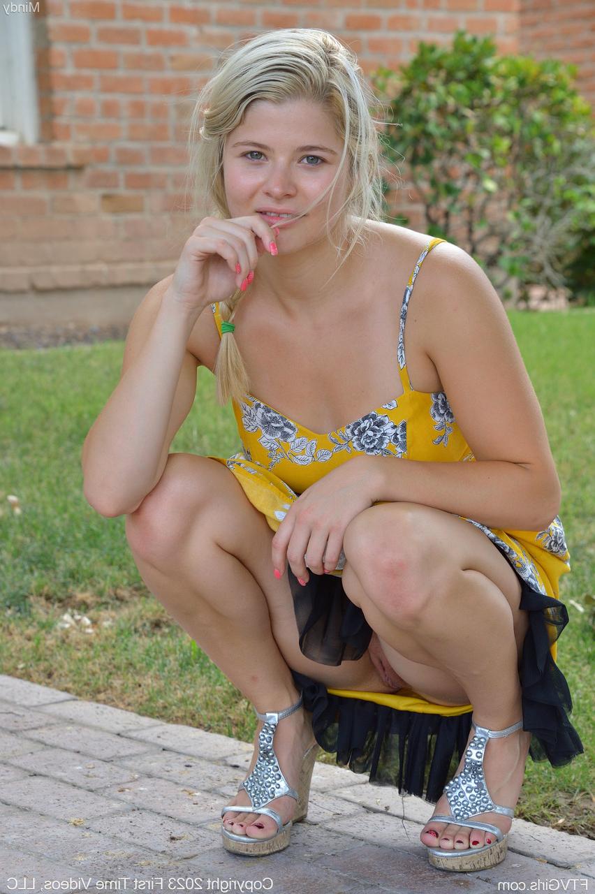 20P A gata amadora totalmente natural Mindy fode sua buceta com pequenos pepinos