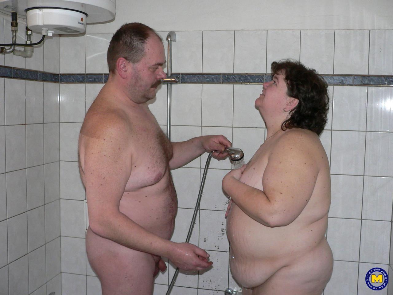 19P La BBW amateur Dyenna s'assoit sur le visage de son admirateur avant de chevaucher sa bite.