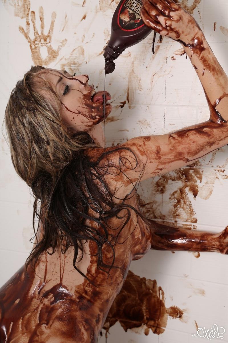 15P A amadora nua Lily Xo se cobre com calda de chocolate enquanto toma banho