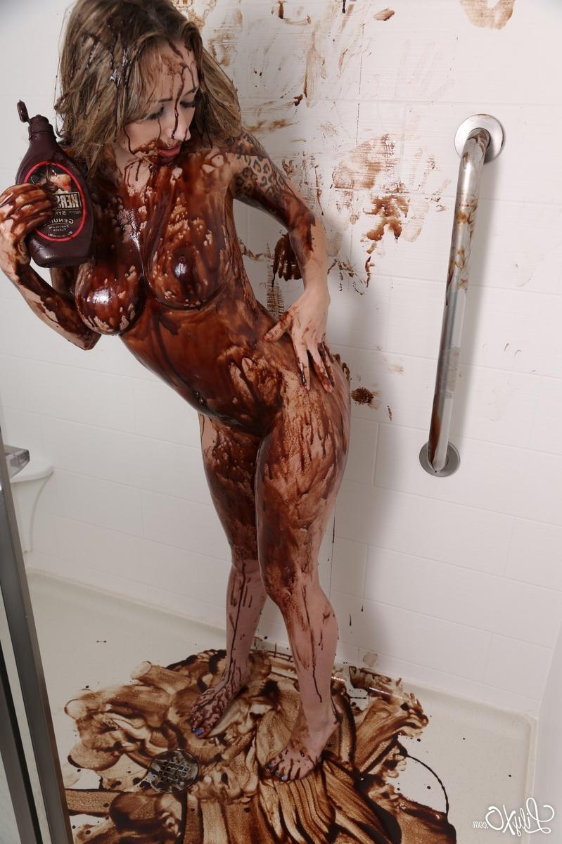 15P A amadora nua Lily Xo se cobre com calda de chocolate enquanto toma banho