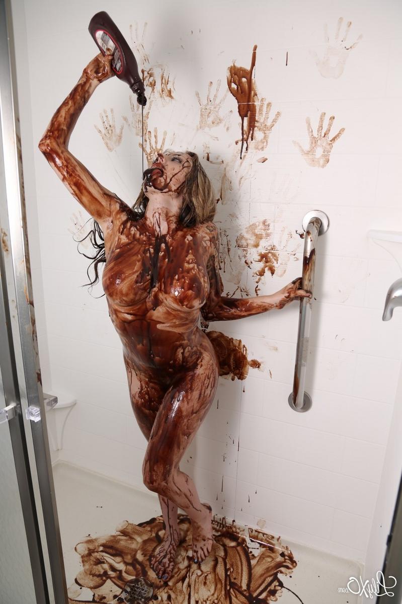15P A amadora nua Lily Xo se cobre com calda de chocolate enquanto toma banho