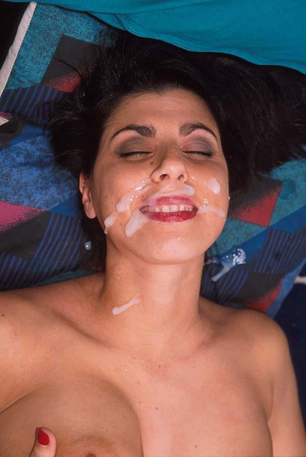 15P La MILF tetona Nina Rome recibe un enorme facial después de que le follen el coño peludo