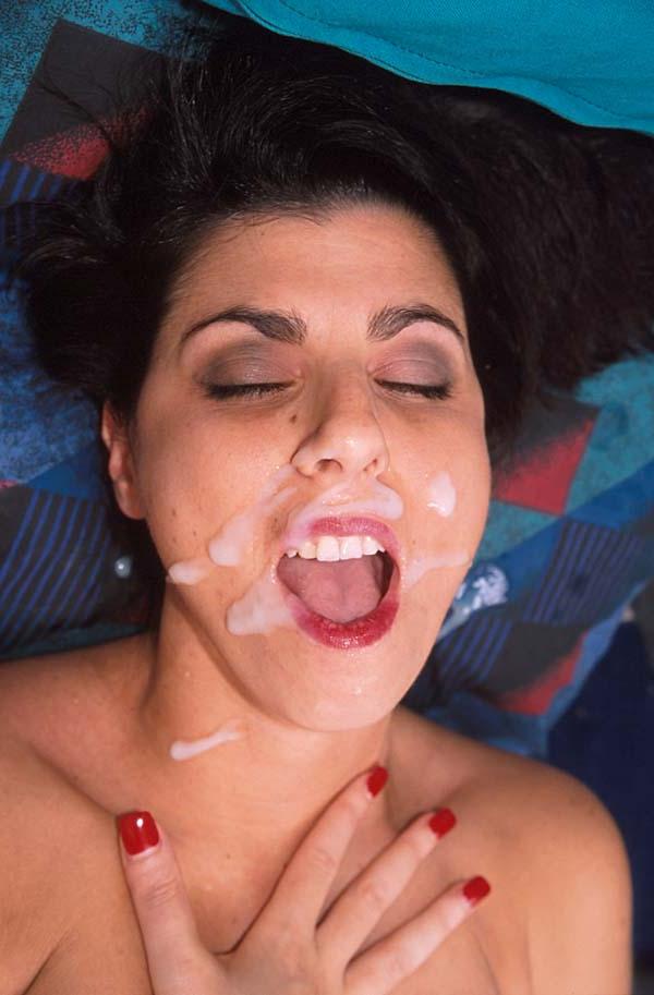 15P La MILF tetona Nina Rome recibe un enorme facial después de que le follen el coño peludo
