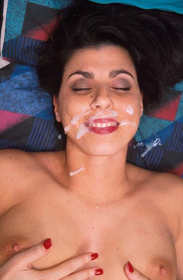 15P La MILF tetona Nina Rome recibe un enorme facial después de que le follen el coño peludo