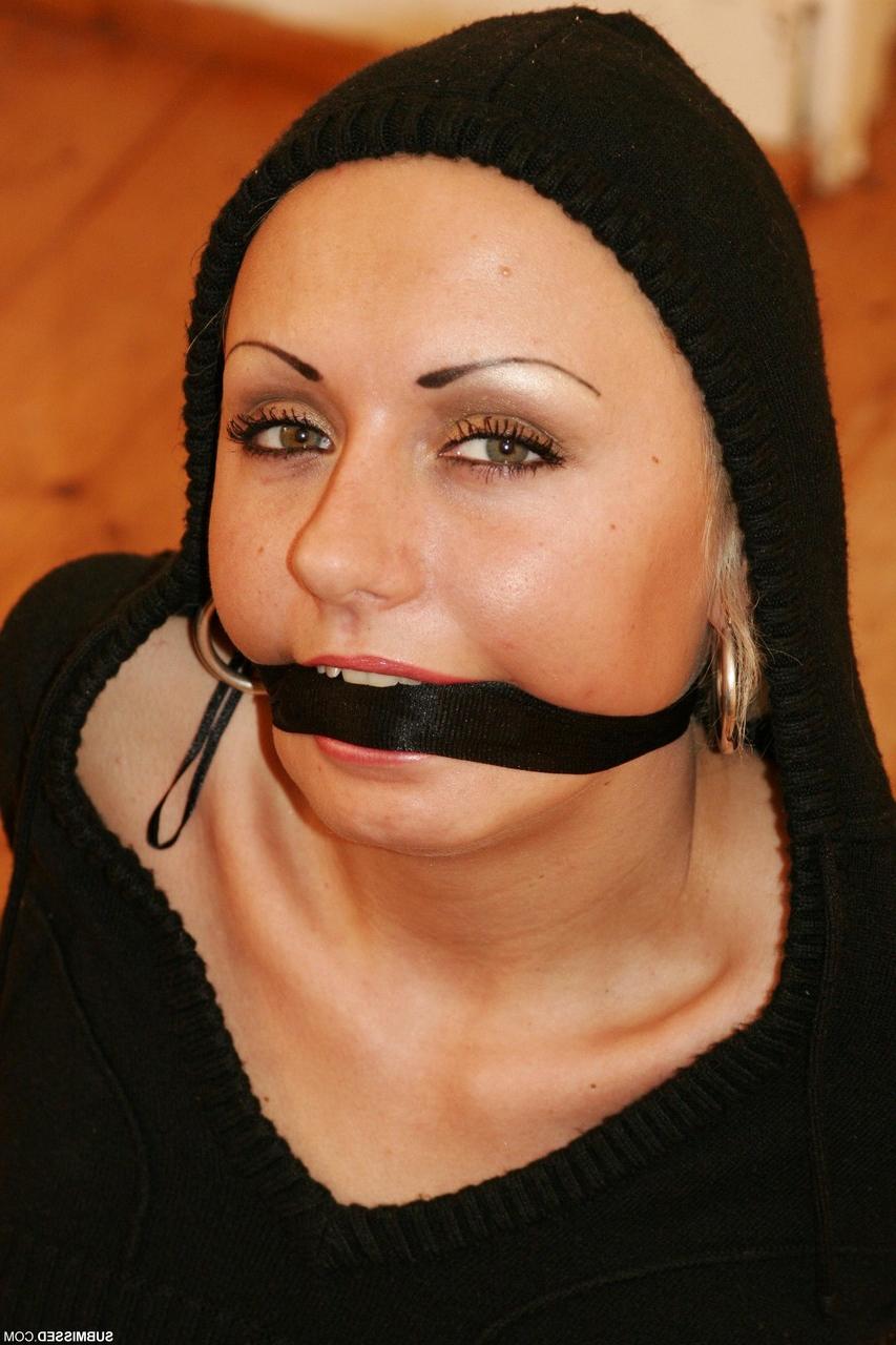 20P Babe in Netzstrümpfen Vanessa lässt ihre Muschi spielen, während sie mit einem Seil gefesselt ist