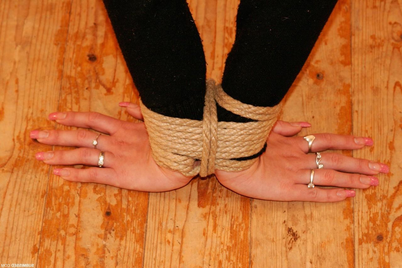 20P Babe in Netzstrümpfen Vanessa lässt ihre Muschi spielen, während sie mit einem Seil gefesselt ist